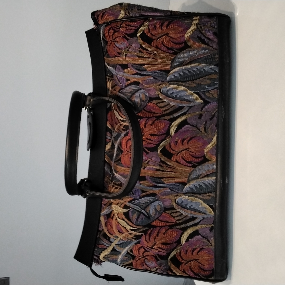 Vintage Jordache midsized tapestry weekender bag (20" wide x 13" high) - Picture 4 of 9